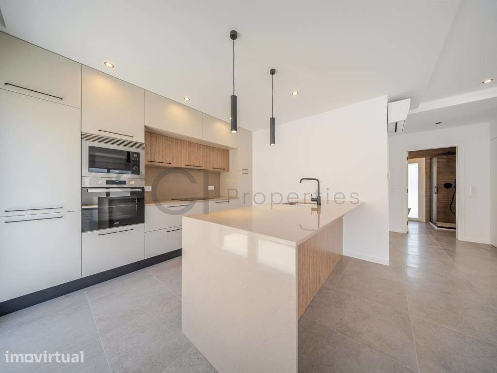 Moradia T4 com amplas áreas e garagem, centro de Fernão Ferro - Grande imagem: 3/53