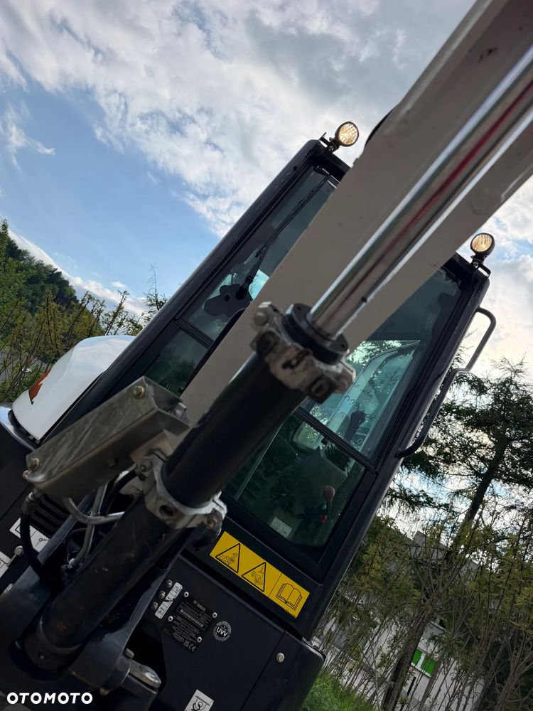 Bobcat E27z. Koparka Gąsienicowa 2,7 tony. 2024 rok. 870 mtg. Maszyna nie różni się od nowej z salonu!! Skarpówka Hydrauliczna! Pochodzi ze szkółki roślinnej z Norwegii. Zero luzów. pracowała przy krzewach!! Aktualna DEKRA dokumentacja. Silnik Yanmar! Linie Hydr. Dodatkowe. Szybkozłącze Hydr. Szybka wolna jazda. Wersja Norweska. Długie ramię. OKAZJA. Zero wycieków. Sztywna maszyna! - 28