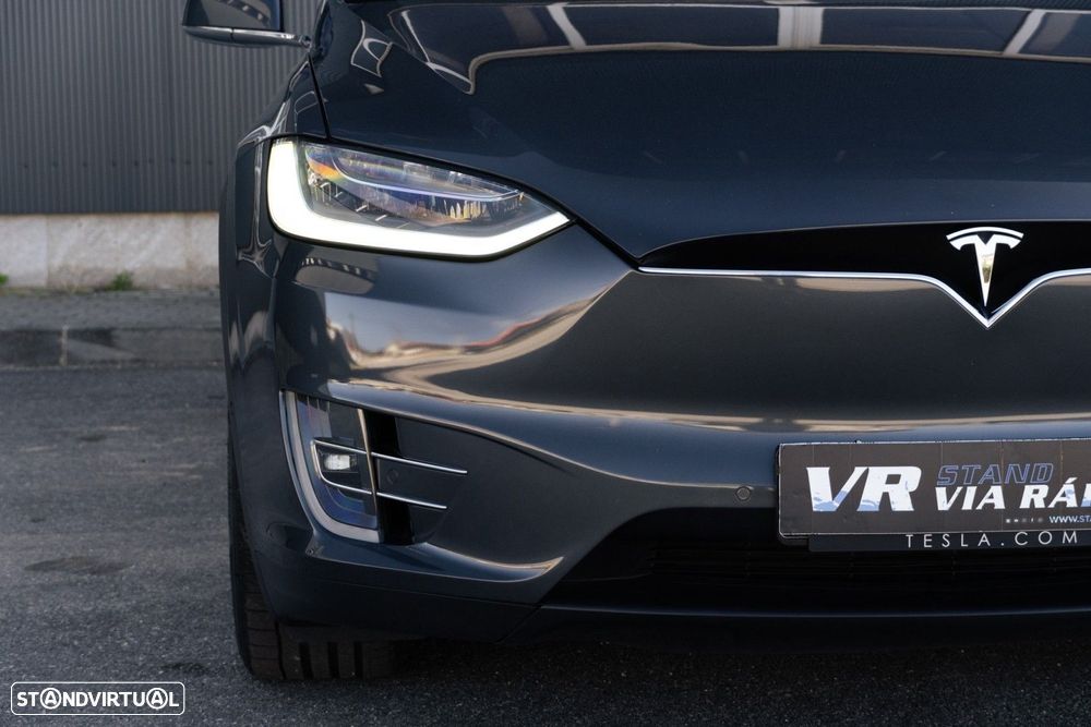 Tesla Model X - 26