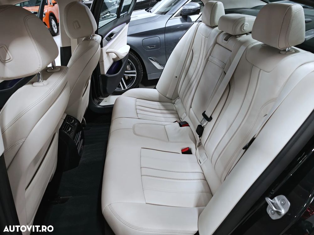 BMW Seria 5 530e Aut. - 31