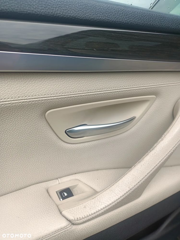 BMW Seria 5 525d xDrive - 26