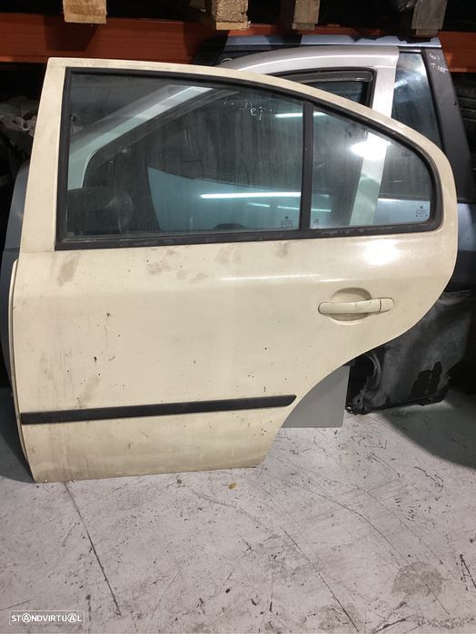 Porta traseira esquerda skoda octavia de 2001 - 1