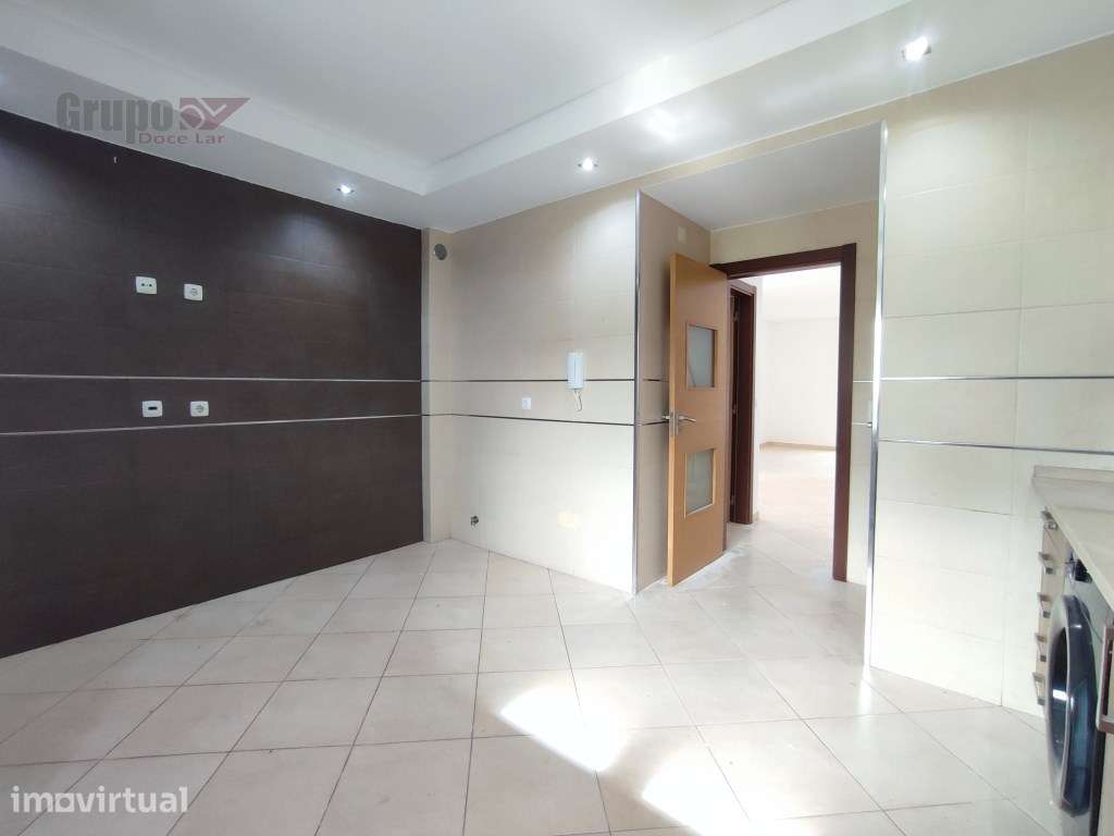 Onde o Refúgio Encontra a Conveniência: Moradia T2+1 nos Redondos - Grande imagem: 2/32