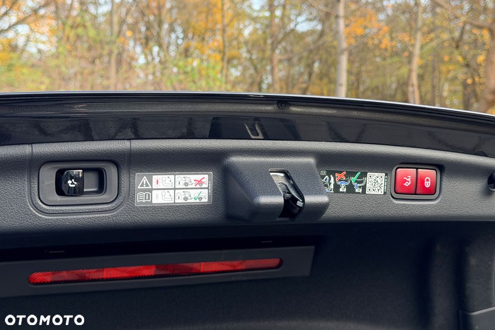 Mercedes-Benz Klasa C 300 9G-TRONIC - 36