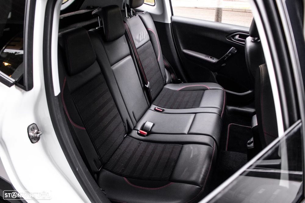 Peugeot 2008 1.2 PureTech GT Line - 28