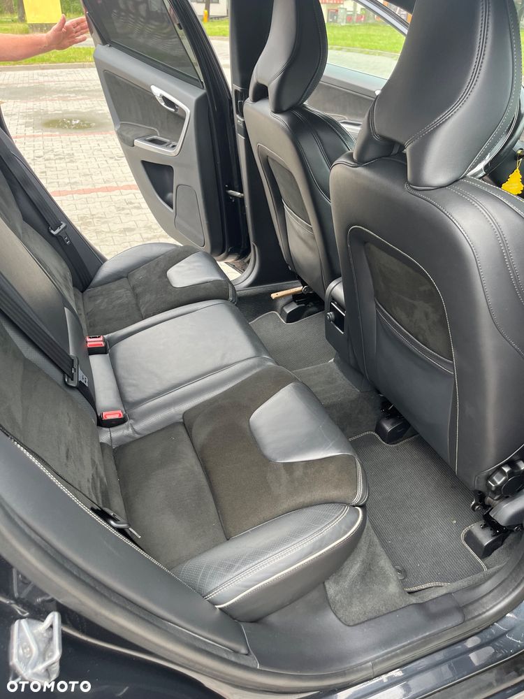 Volvo XC 60 D5 AWD R-Design Momentum - 10