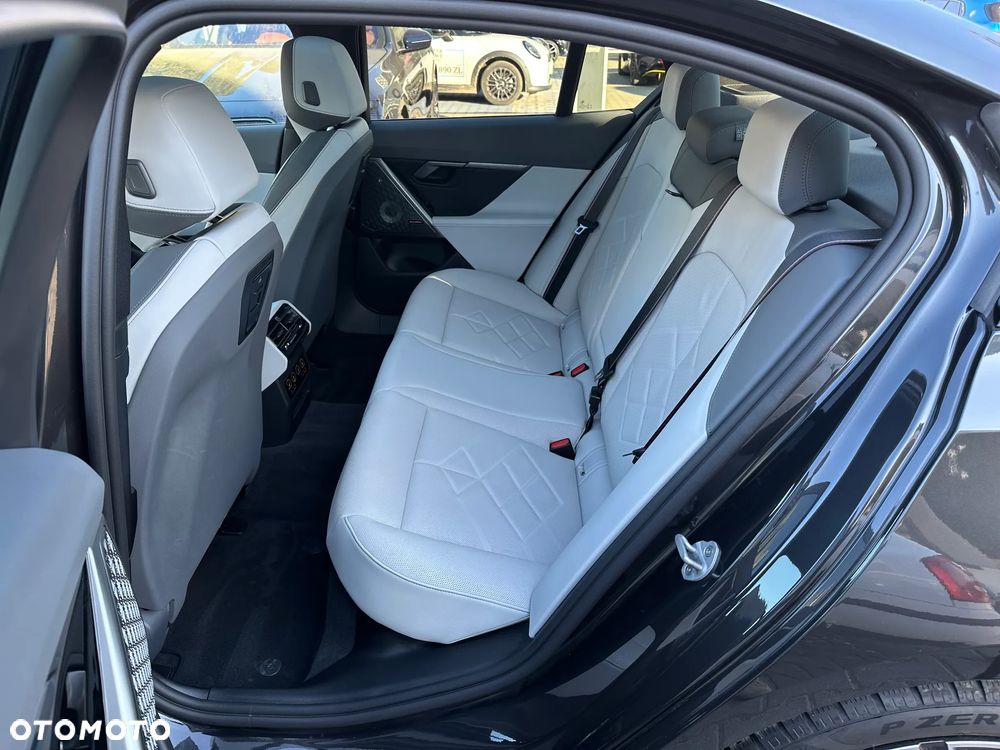 BMW Seria 5 530e xDrive PHEV M Sport Edition - 8