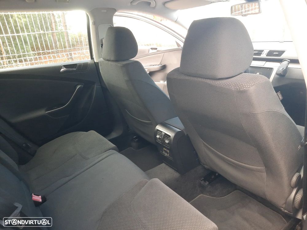 VW Passat Variant 2.0 TDI Confortline - 32