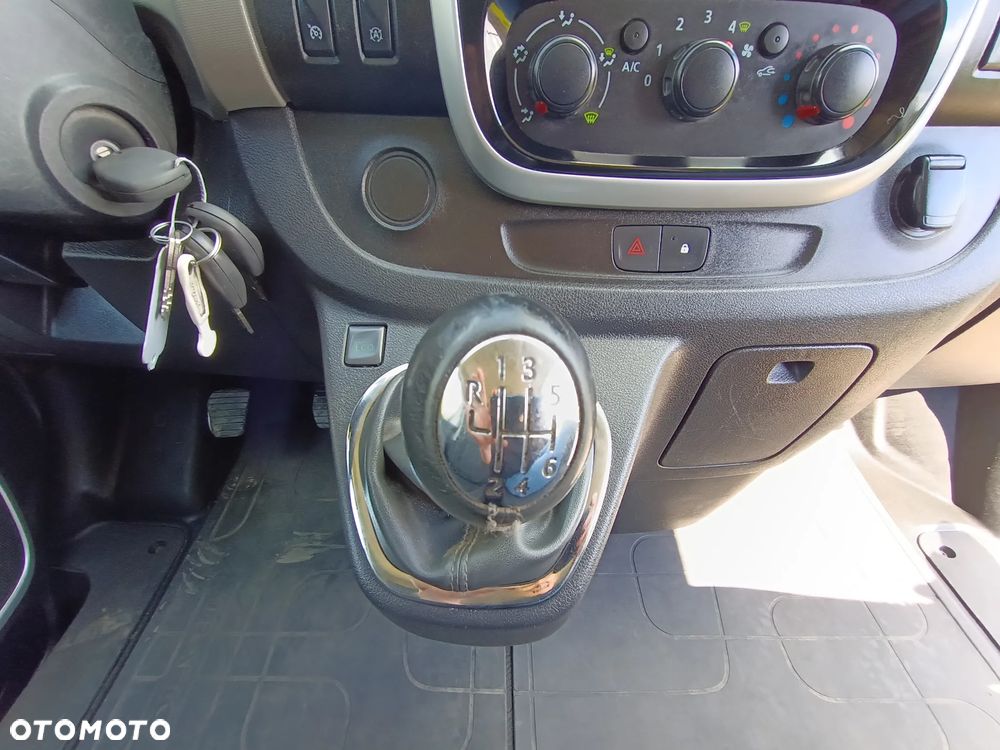 Renault Trafic L2H1 1.6 diesel 125kM 2018rok WEBASTO, CZUJNIKI PARKOWANIA, HAK, BAGAŻNIK DACHOWY, STAN BARDZO DOBRY! - 30