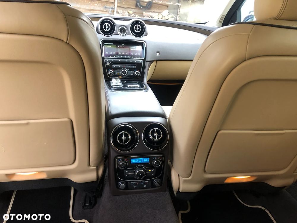 Jaguar XJ 3.0 D V6 Premium Luxury - 11