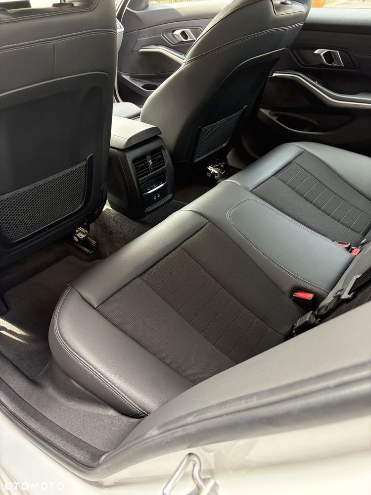 BMW Seria 3 318i - 4