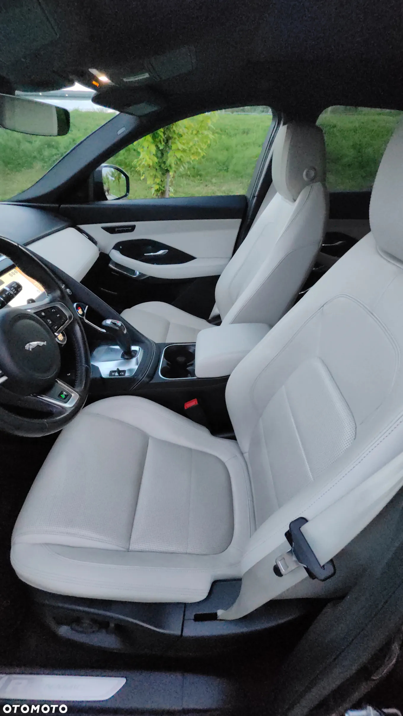 Jaguar E-Pace P300 AWD R-Dynamic SE - 12