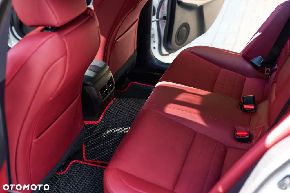 Lexus IS 300h F Sport - 23
