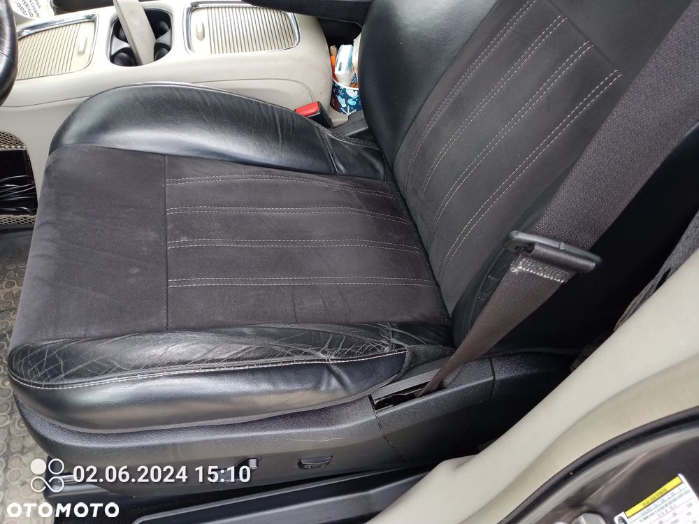 Chrysler Town & Country - 14