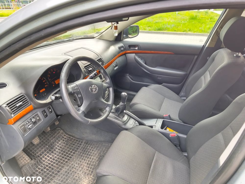 Toyota Avensis 1.8 VVT-i Luna - 19