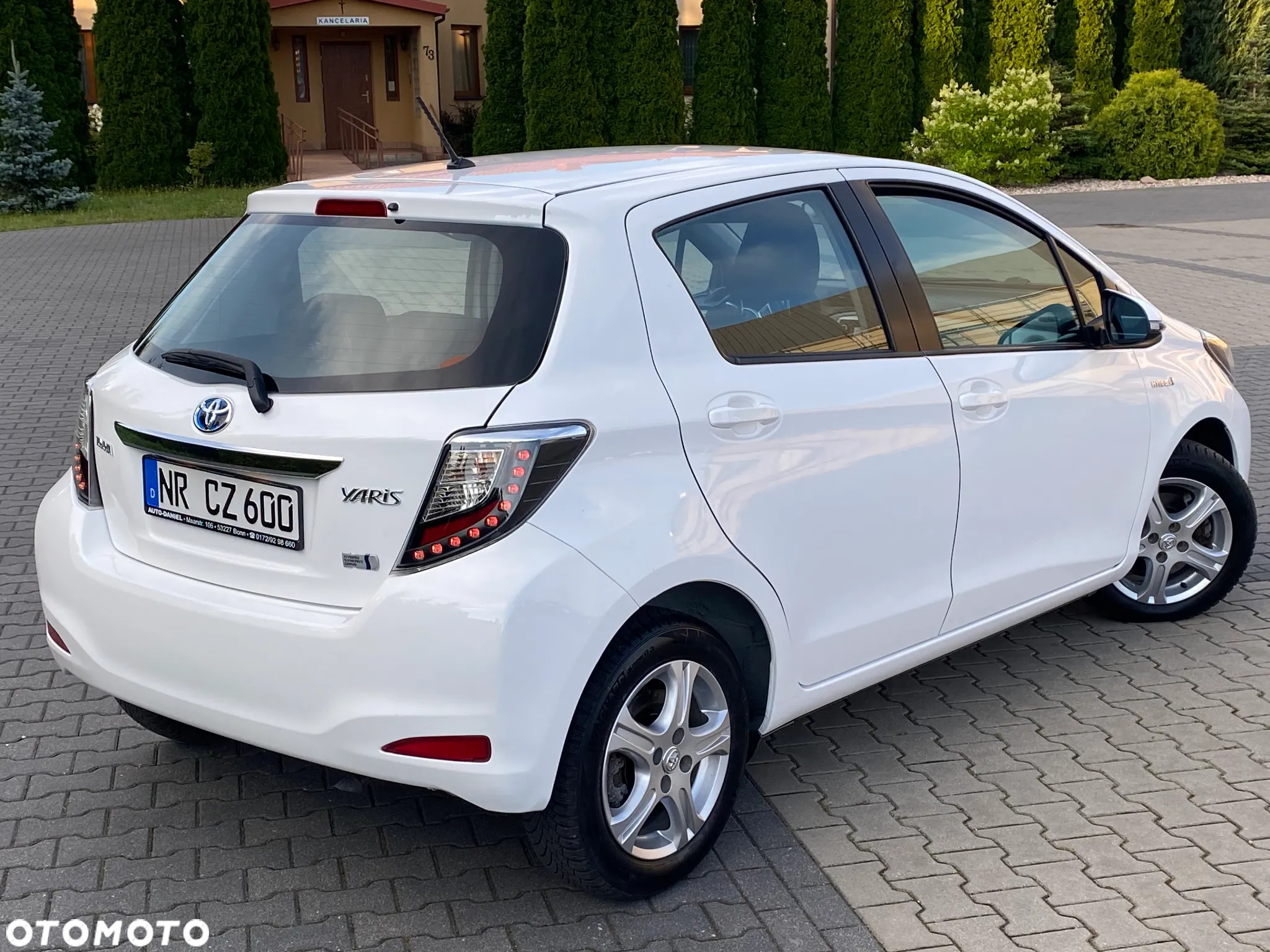 Toyota Yaris Hybrid 100 Premium - 13