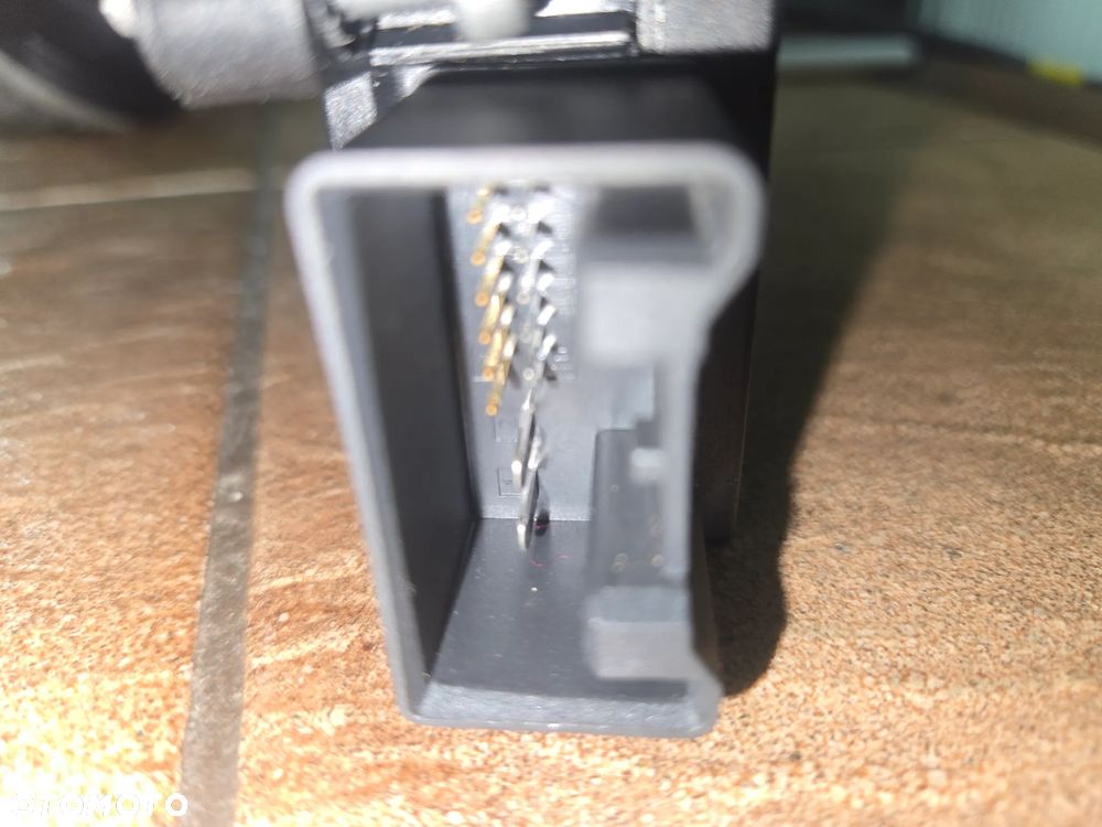 SILNICZEK SZYBERDACHU 8R0959591 - 3