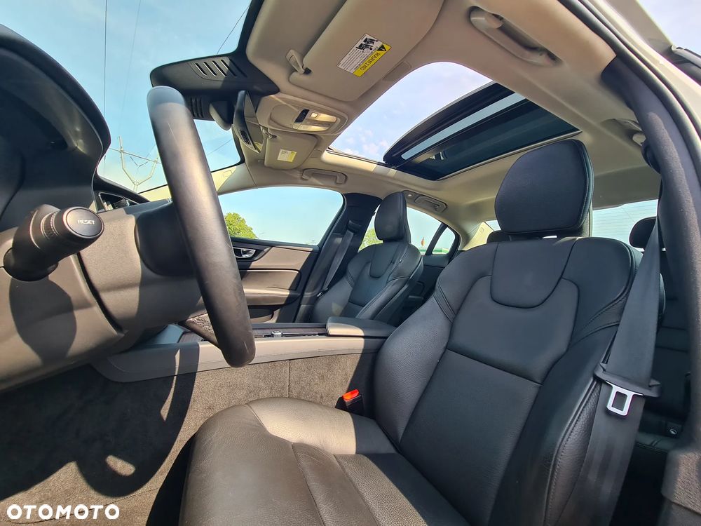 Volvo S60 B5 B AWD Plus Dark - 25