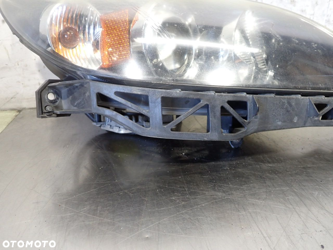 LAMPA PRAWA PRZEDNIA XENON MAZDA 3 1.6 - 4