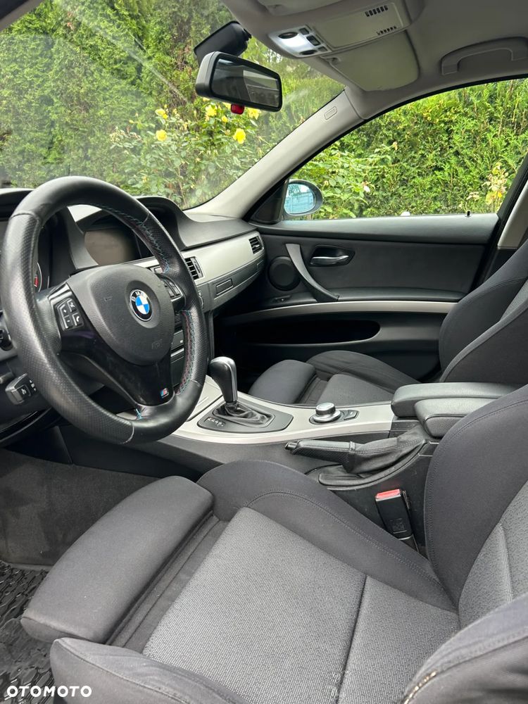 BMW Seria 3 318i Touring - 12