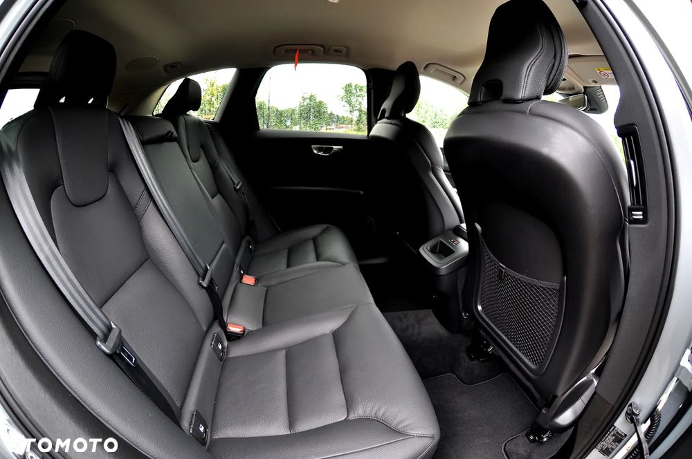 Volvo XC 60 B4 D Plus Dark - 30