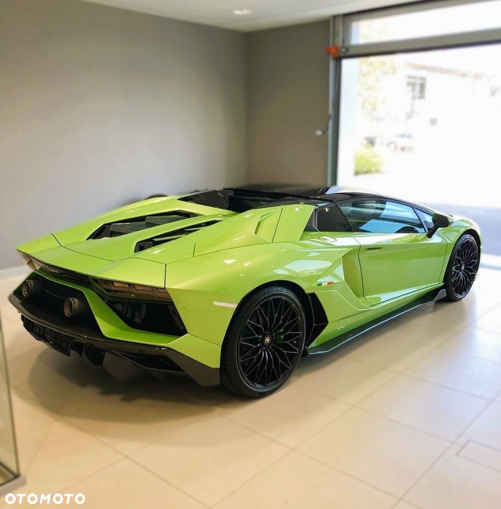 Lamborghini Aventador - 4