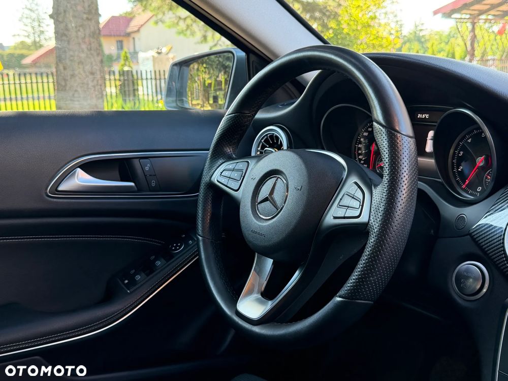 Mercedes-Benz GLA 180 UrbanStyle Edition - 28