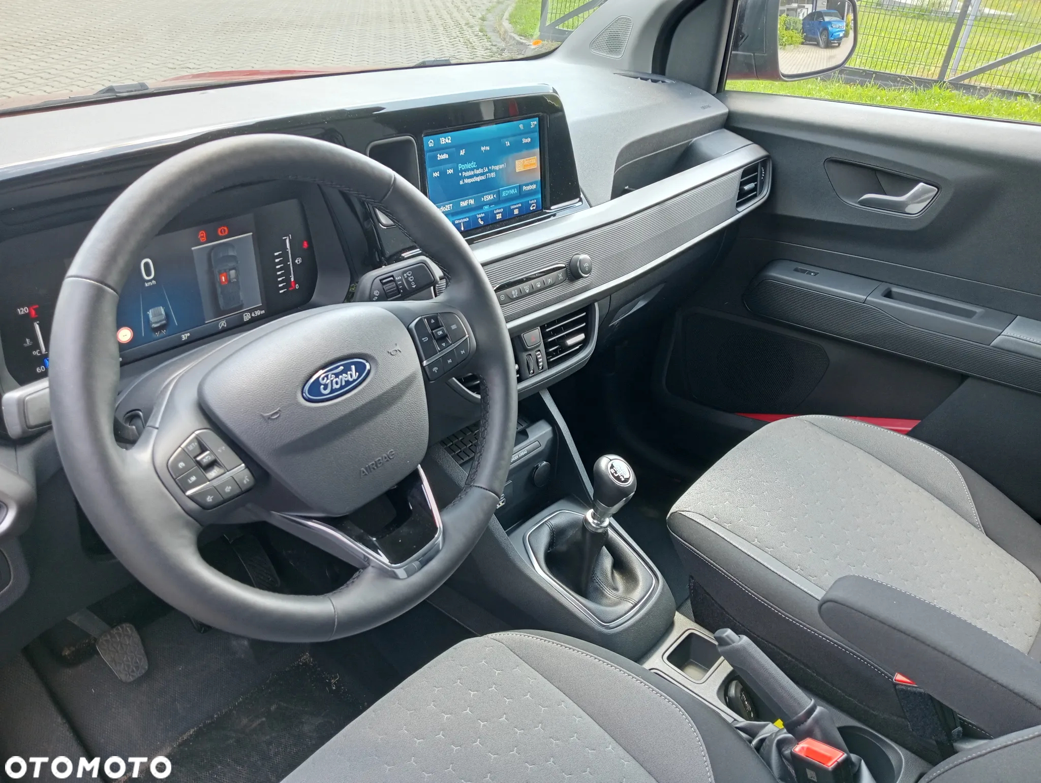 Ford transit courier - 11