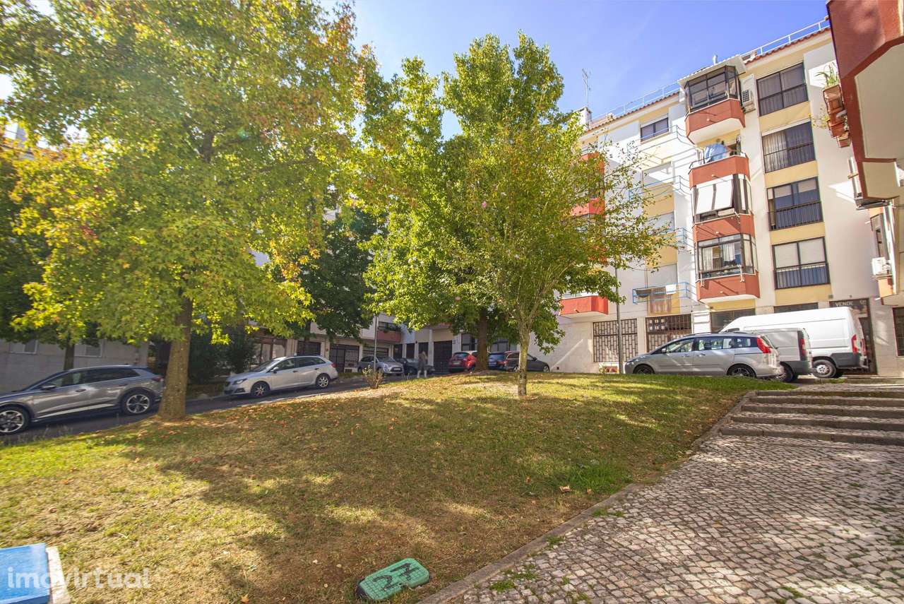 Charmoso T2 com cozinha equipada, lareira e muita luz natural. Um espa - Grande imagem: 2/26