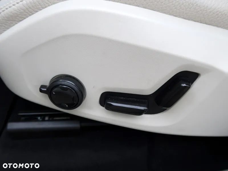 Volvo XC 60 B5 B AWD Plus Dark - 26