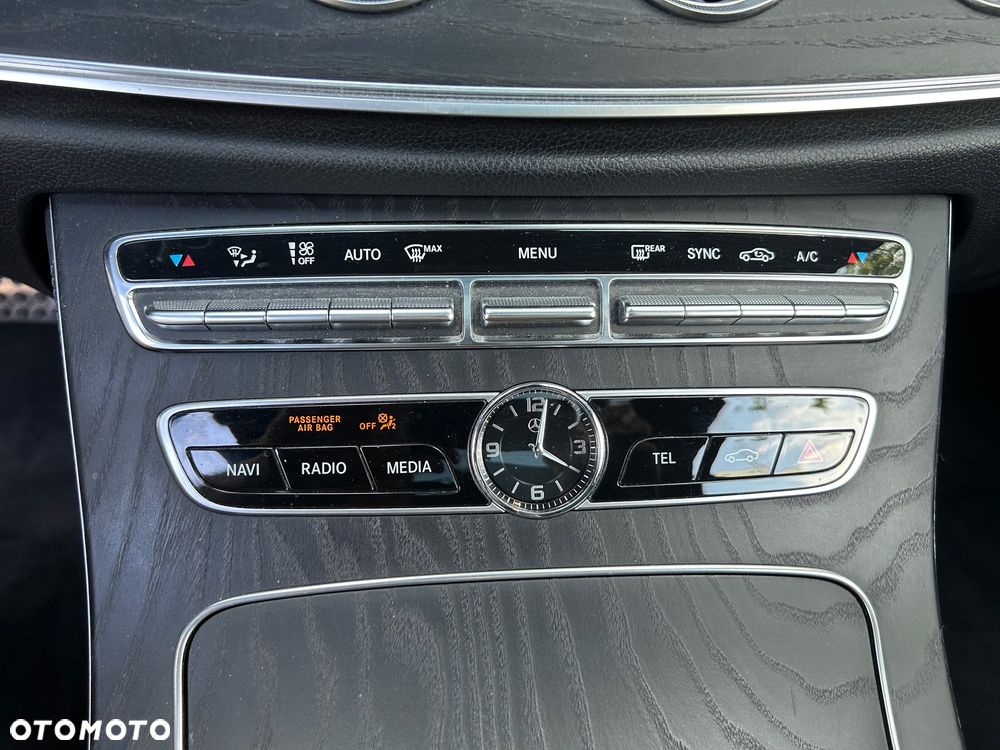 Mercedes-Benz Klasa E 220 d Coupe 4-Matic 9G-TRONIC - 24