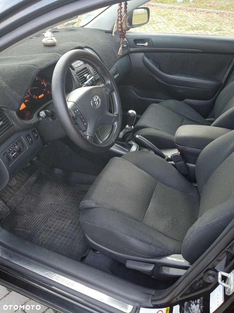 Toyota Avensis - 18