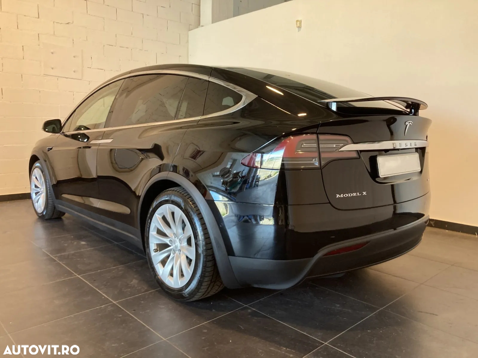Tesla Model X - 3