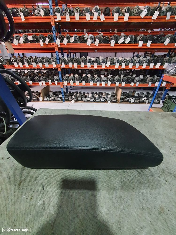 APOIO DE BRAÇO RENAULT MEGANE IV PELE - 1