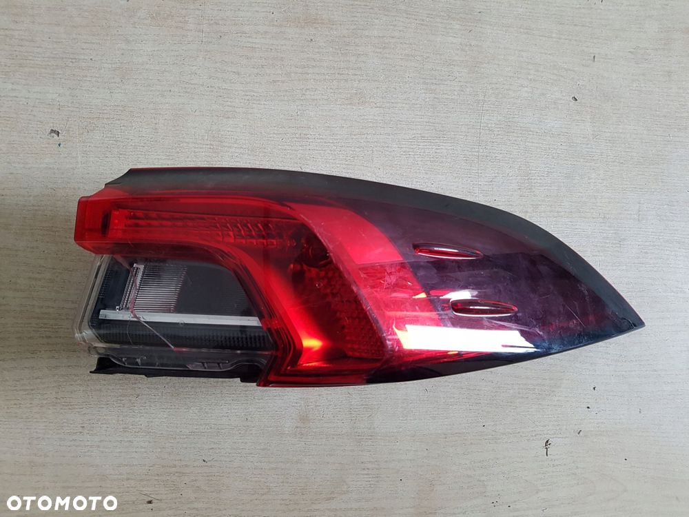 toyota corolla e21 sedan 19^ lampa led prawy tył 81550-02d12 - 1