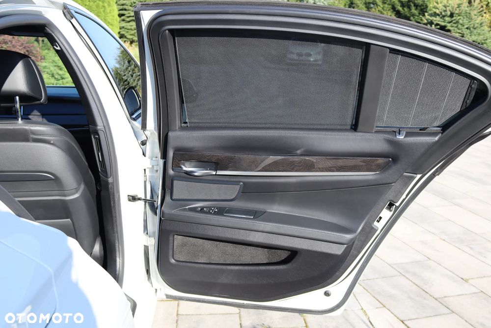 BMW Seria 7 750i - 24