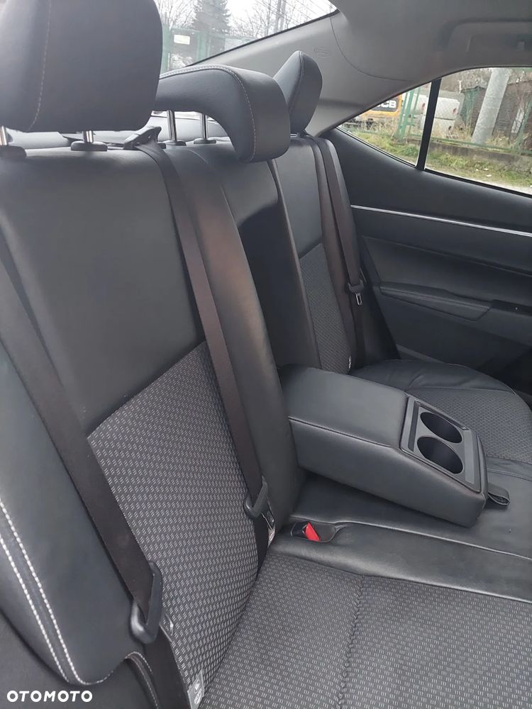 Toyota Corolla 1.6 50th Anniversary - 8