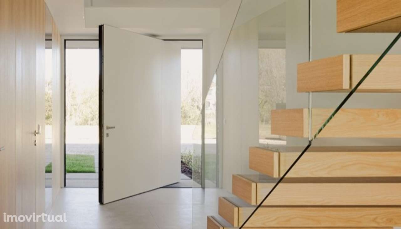 Moradia V4+1 com jardim, piscina e vistas de mar à venda em Valadares - Grande imagem: 4/23