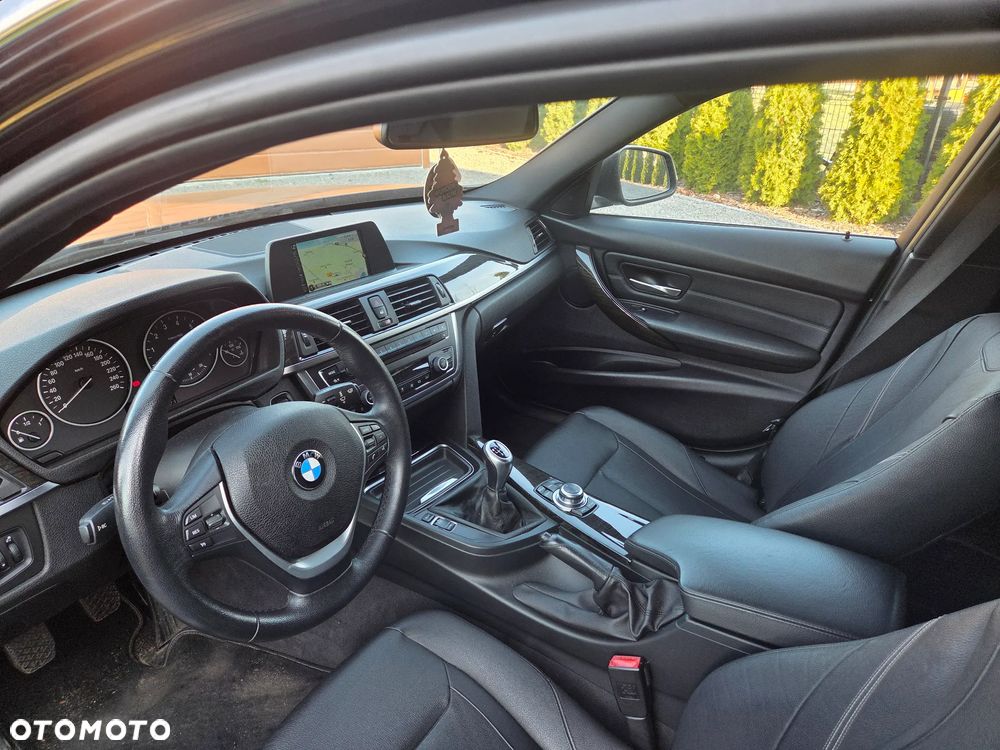 BMW Seria 3 320i Luxury Line - 13