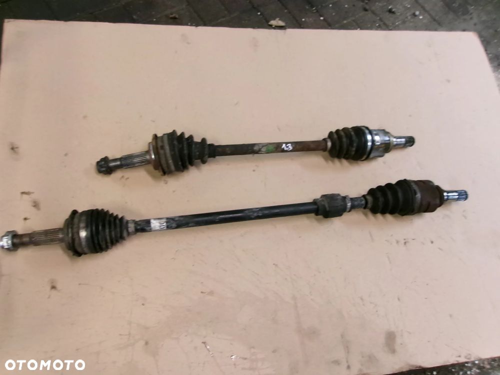 PÓŁOŚ PRAWA LEWA TOYOTA YARIS II 1.3 BENZ 05-09 - 1