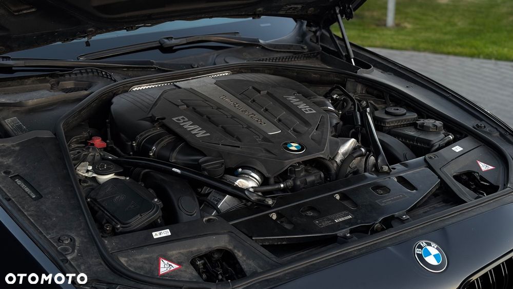 BMW Seria 5 550i - 30