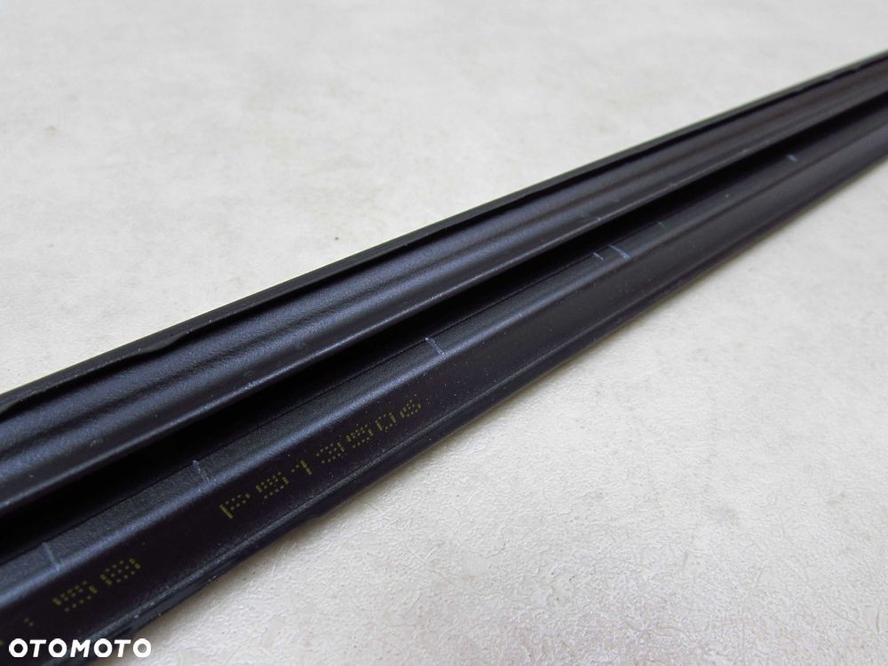 LYNK&CO 01 LISTWA USZCZELKA ZGARNIAJACA PARAPET DRZWI TYL LEWA - 4