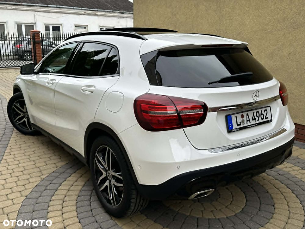 Mercedes-Benz GLA 200 7G-DCT Urban - 11