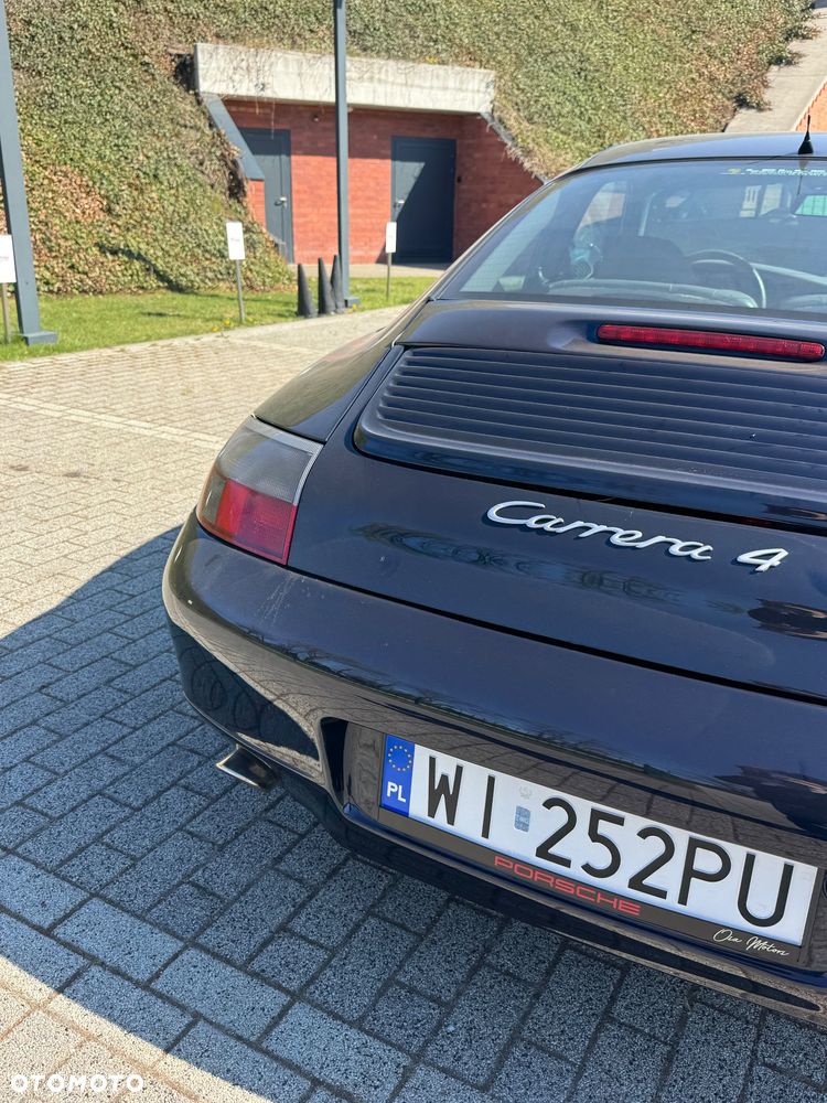 Porsche 911 Carrera 4 - 8