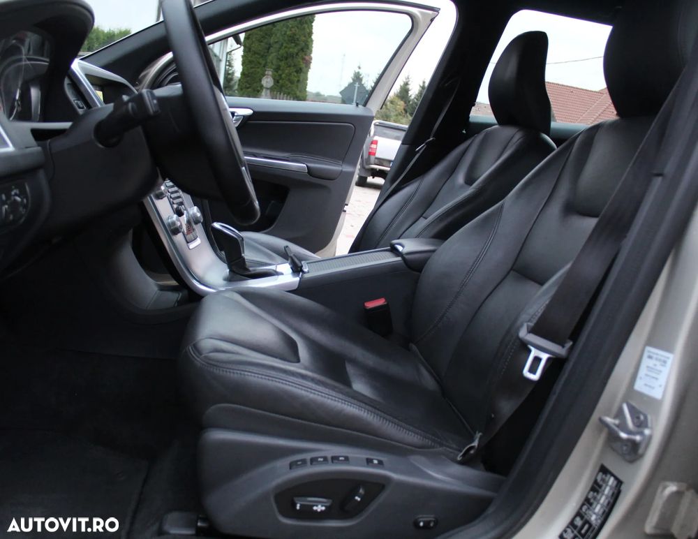 Volvo XC 60 D5 AWD Geartronic Summum - 12