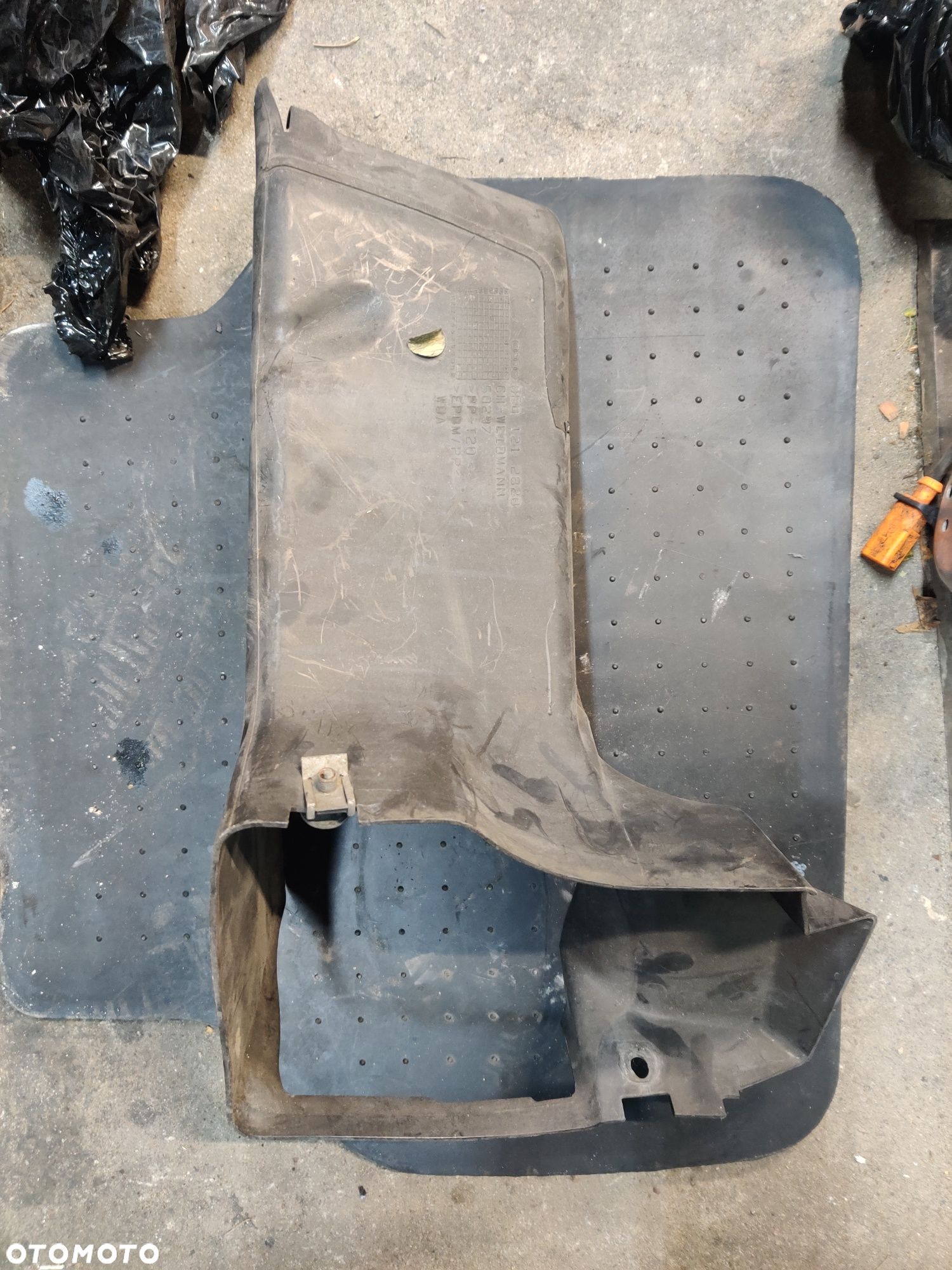 Kierownica wlot powietrza prawa Audi S4 b6 b7 4.2 BBK - 1