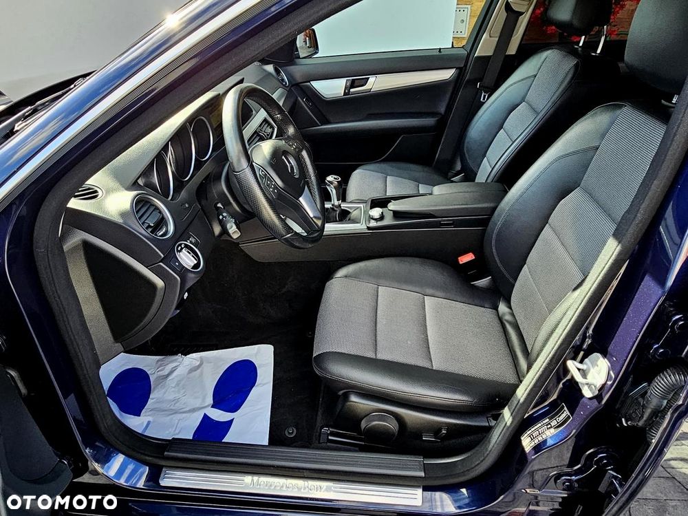 Mercedes-Benz Klasa C 180 CGI BlueEFFICIENCY Avantgarde - 18