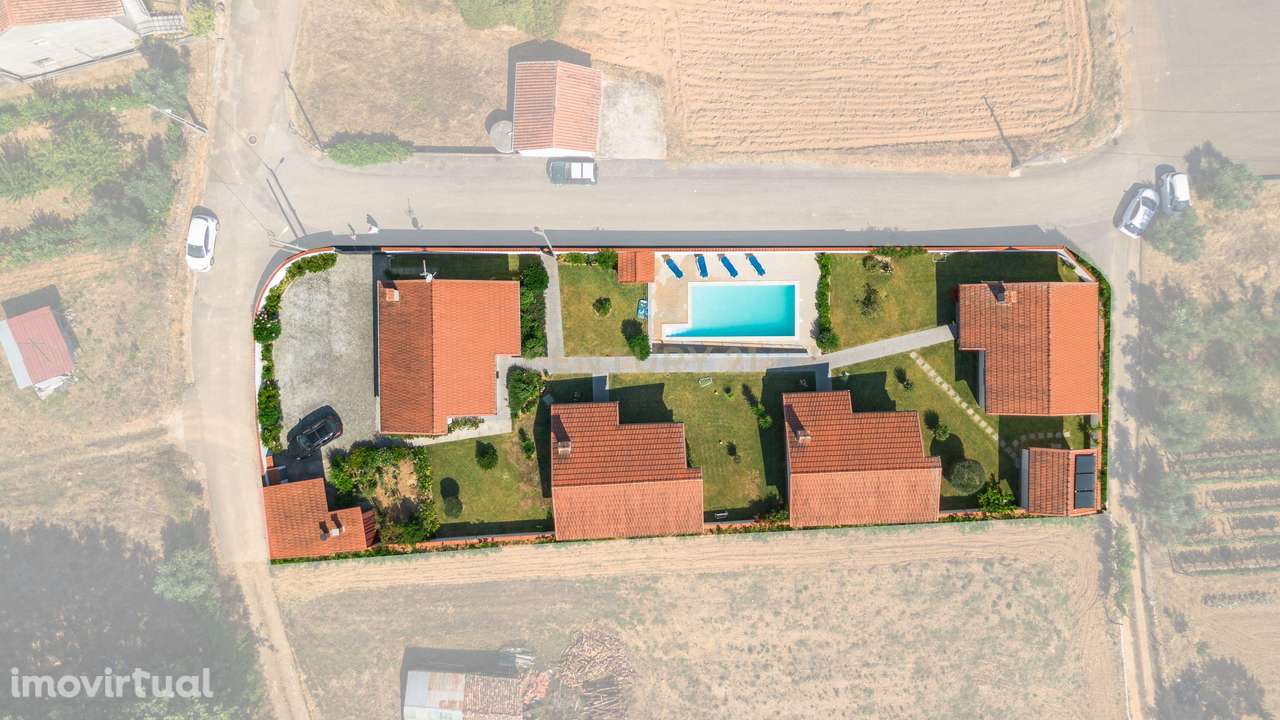 Charmosa Quintinha com 4 Moradias T2 - Ideal para Investimento ou Turi - Grande imagem: 4/28