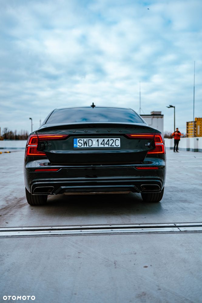 Volvo S60 T8 Recharge AWD Ultimate Dark - 4