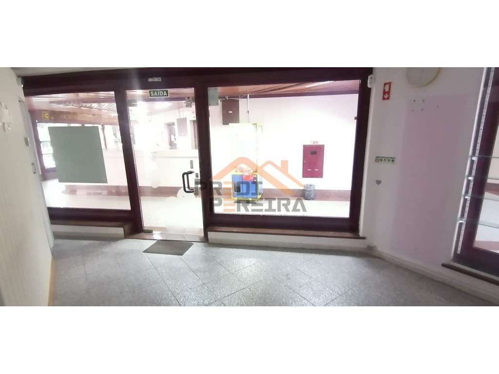 Loja disponível, situada no Centro Comercial do Chapim! - Grande imagem: 2/22